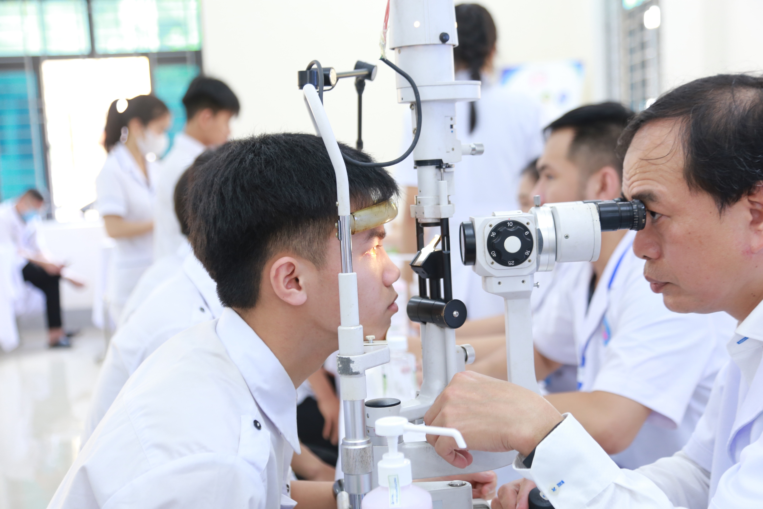 Hơn 15.000 người dân Nghệ An được khám sức khỏe miễn phí trong ngày đầu ra quân- Ảnh 13.
