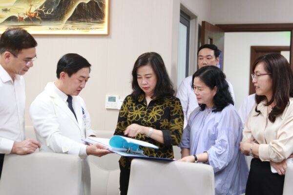 Bộ trưởng Bộ Y tế Đào Hồng Lan: Nghệ An cần đẩy mạnh tầm soát ung thư, chăm sóc sức khỏe ‘từ sớm, từ xa’