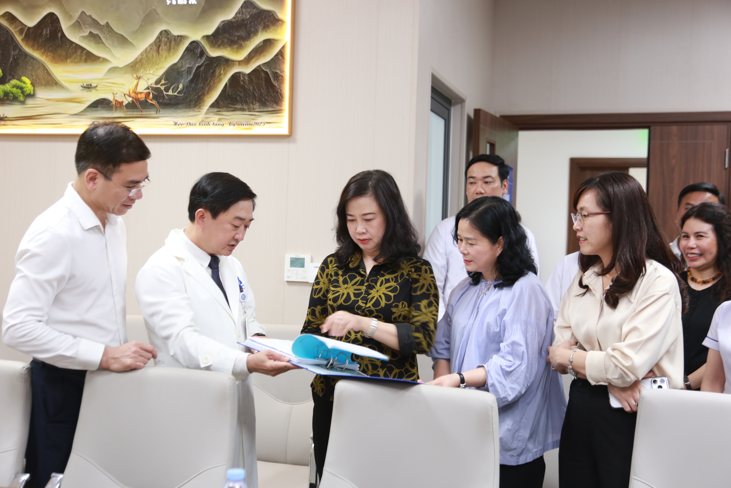 Bộ trưởng Bộ Y tế Đào Hồng Lan: Nghệ An cần đẩy mạnh tầm soát ung thư, chăm sóc sức khỏe 'từ sớm, từ xa'- Ảnh 2.