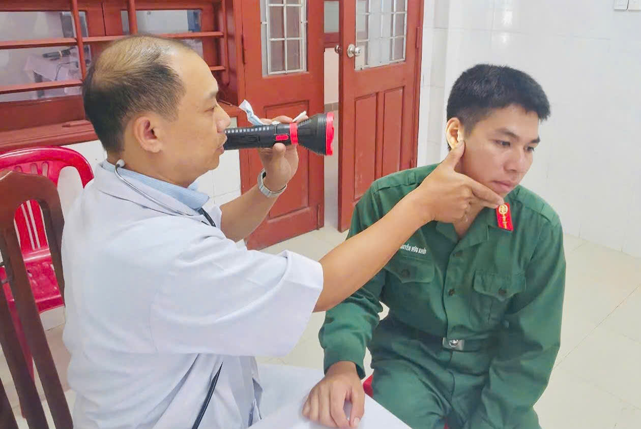 kham-suc-khoe-dinh-ky-cho-can-bo-chien-si-dac-khu-con-co-5-1778660837240824429359 Khám sức khỏe định kỳ cho cán bộ, chiến sĩ tại đặc khu Cồn Cỏ- Ảnh 4.