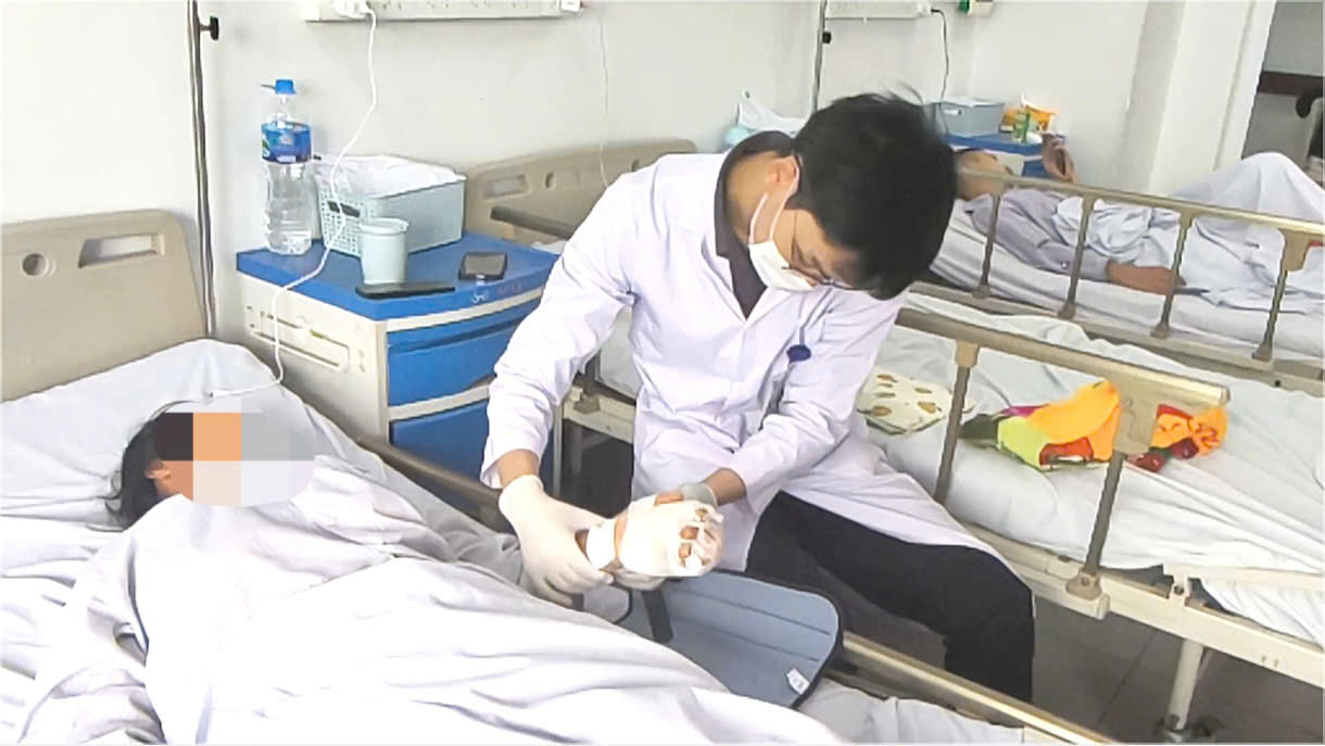 kiem-tra-ban-tay-sau-ca-phau-thuat-1778646050125889254641 Vi phẫu cứu ngón tay đứt lìa cho nữ công nhân phụ hồ bị máy trộn bê tông cuốn nát bàn tay- Ảnh 3.
