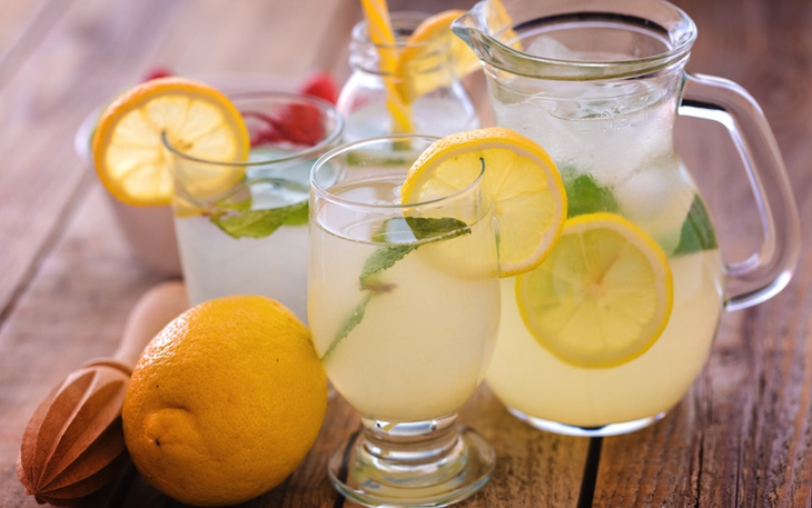 lemons-next-to-a-cup-and-pitcher-of-lemon-juice-17788156950862052026914-4-0-457-724-crop-17788159348821781972043 Có nên uống nước chanh muối sau khi tập?