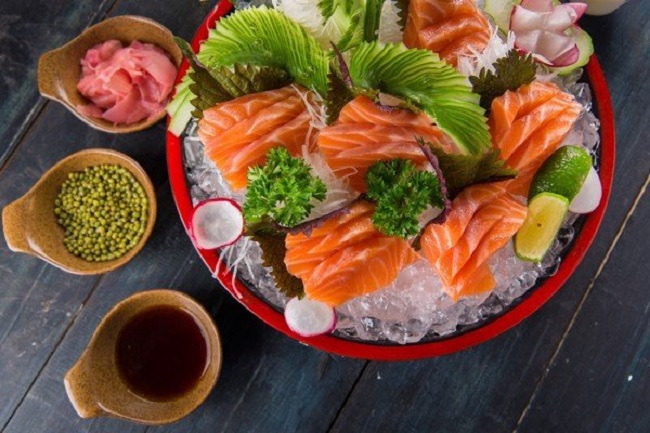 mon-ca-hoi-song-17789020402921747963814 Ăn cá hồi sống hay chín tốt hơn cho sức khỏe?- Ảnh 1.
