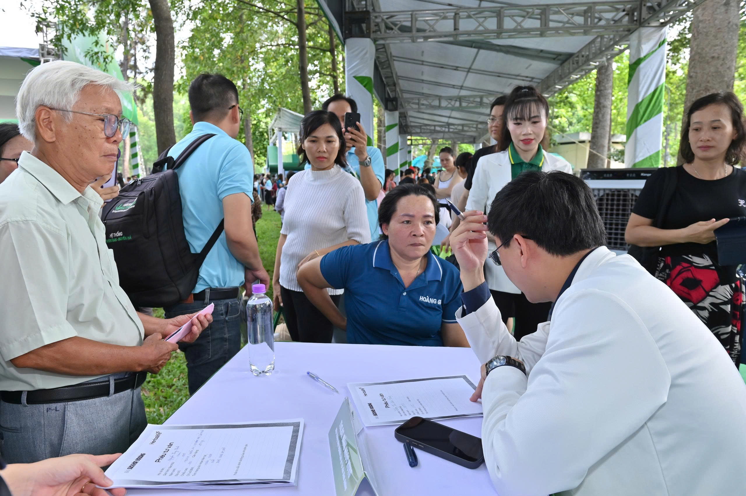 nguoidannonucthamgiadangkytuvankhamdinh-1-17797680053572021577019 Qua 6 mùa Ngày Dinh dưỡng cộng đồng Việt Nam: Gần 10.000 người dân được tư vấn sức khỏe, dinh dưỡng miễn phí- Ảnh 4.