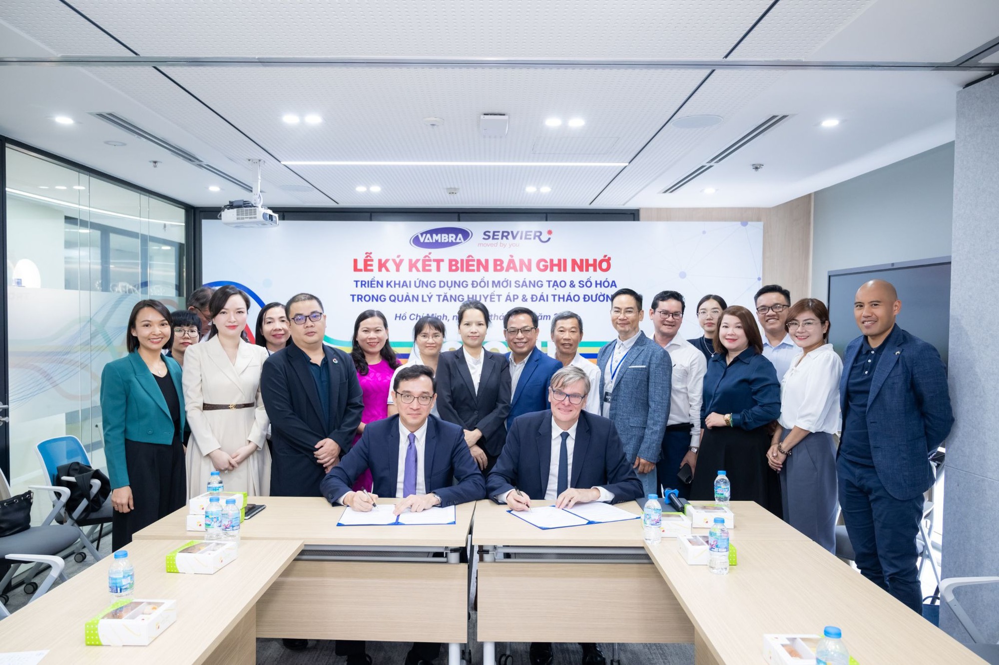 photo-1779710449676-1779710450208278783912 VAMBRA và Servier ký kết Biên bản ghi nhớ hợp tác thúc đẩy đổi mới số trong quản lý tăng huyết áp và đái tháo đường tại Việt Nam- Ảnh 1.