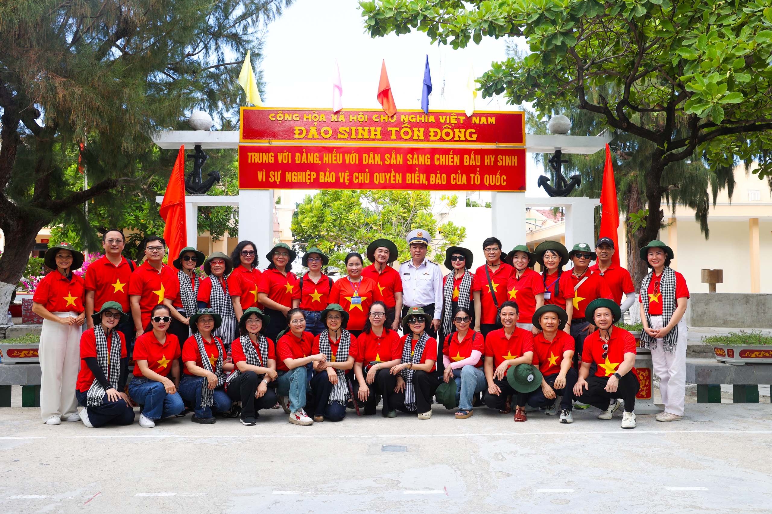 ptt8346-17785472112001919058769 Thứ trưởng Trần Văn Thuấn: Sự cống hiến của cán bộ y tế ở Trường Sa là nguồn nội lực mạnh mẽ để phát triển hệ thống y tế biển đảo- Ảnh 14.