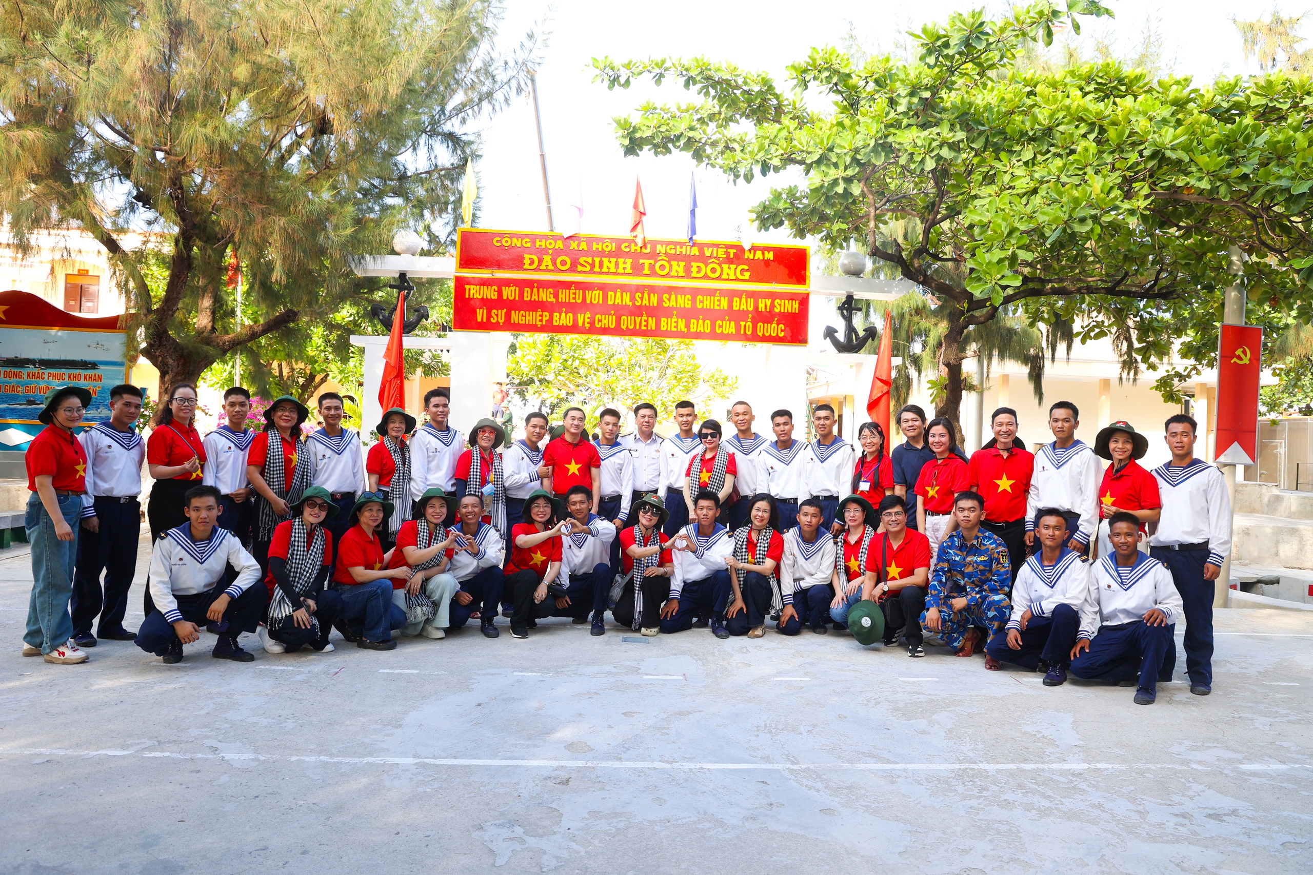 ptt8461-17785472111891356369513 Thứ trưởng Trần Văn Thuấn: Sự cống hiến của cán bộ y tế ở Trường Sa là nguồn nội lực mạnh mẽ để phát triển hệ thống y tế biển đảo- Ảnh 13.