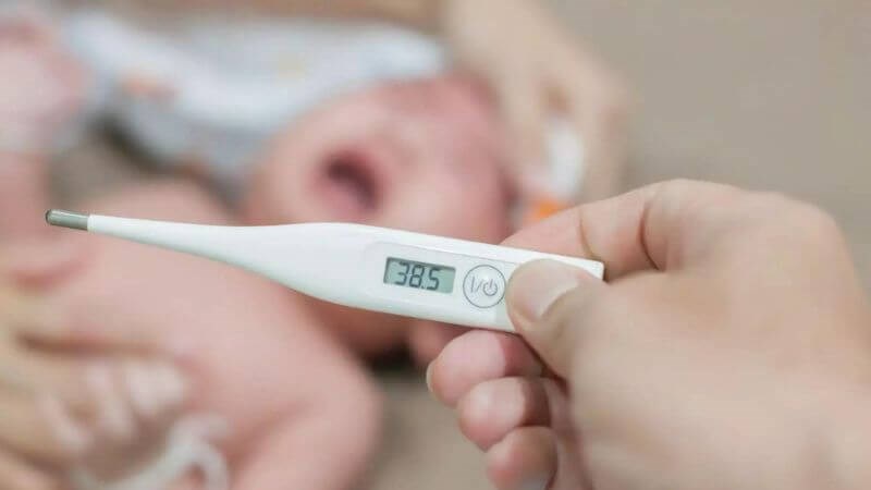 Khi nào cần hạ sốt cho trẻ? cách chăm sóc đúng khi trẻ bị sốt- Ảnh 1.