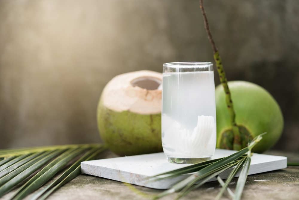 tac-hai-cua-nuoc-dua-tuoi569947252-1779780835254336443537 10 thức uống giúp thanh nhiệt, bù dịch ngày nắng gắt- Ảnh 7.