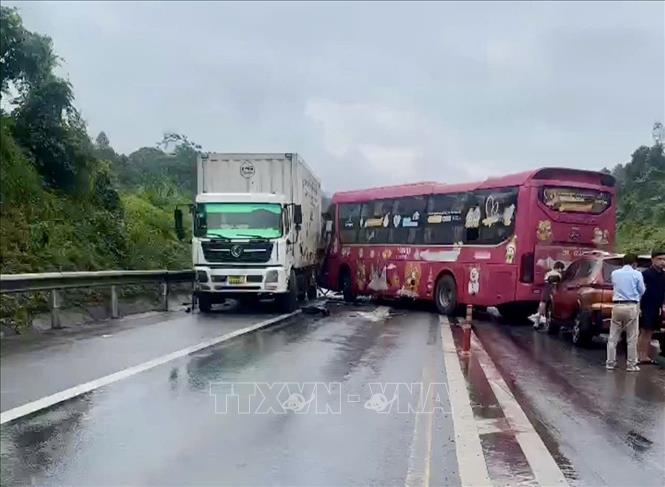 tai-nan-tren-cao-toc-noi-bai-lao-cai-1778387297062-17783872977761082333383 Va chạm liên hoàn gây ùn tắc cục bộ trên cao tốc Nội Bài - Lào Cai- Ảnh 1.