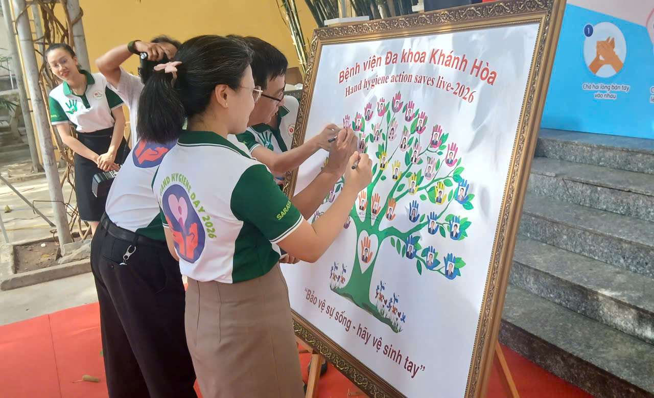 tay-a-17779773164581199576025 Nhân viên y tế sôi nổi trổ tài tại hội thi Vệ sinh tay ở Khánh Hòa- Ảnh 6.