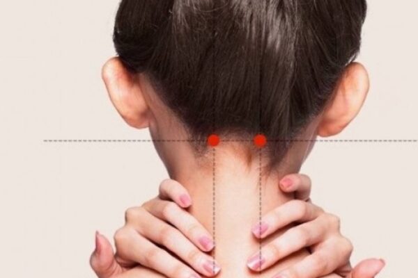 Day bấm huyệt hỗ trợ giảm đau đầu, say nắng mùa hè