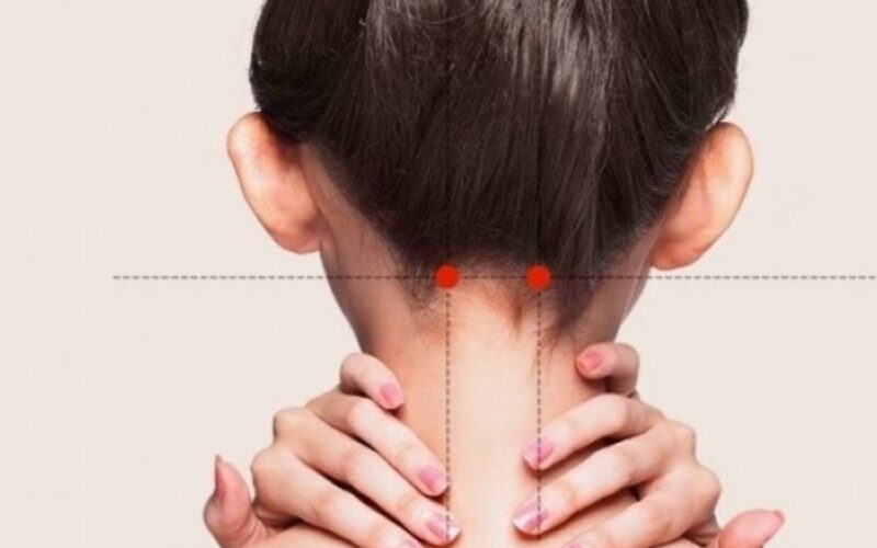 Day bấm huyệt hỗ trợ giảm đau đầu, say nắng mùa hè