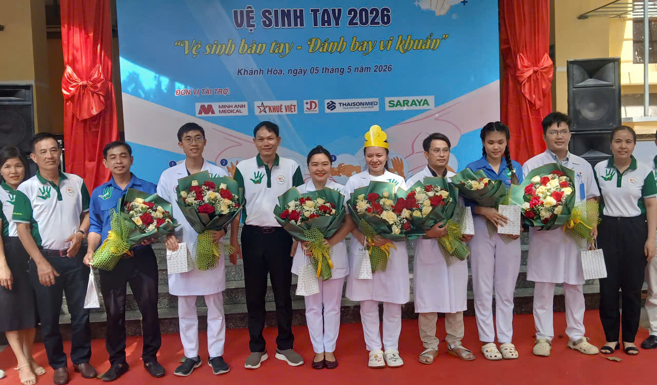 ve-sinh-1-17779765312681151011938 Nhân viên y tế sôi nổi trổ tài tại hội thi Vệ sinh tay ở Khánh Hòa- Ảnh 1.