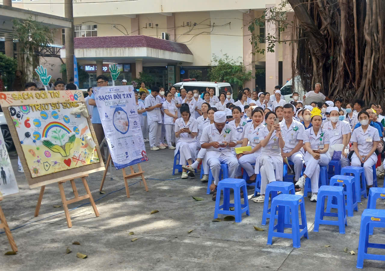 ve-sinh-2-1777976654918395133218 Nhân viên y tế sôi nổi trổ tài tại hội thi Vệ sinh tay ở Khánh Hòa- Ảnh 2.