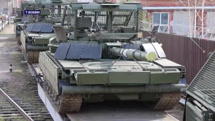 xe-tang-t-80bvm-cua-nga-trong-qua-trinh-van-chuyen-den-cac-luc-luong-tien-tuyen-17783855742081467134001 Điểm đáng chú ý trên loạt xe tăng mới của Nga- Ảnh 1.
