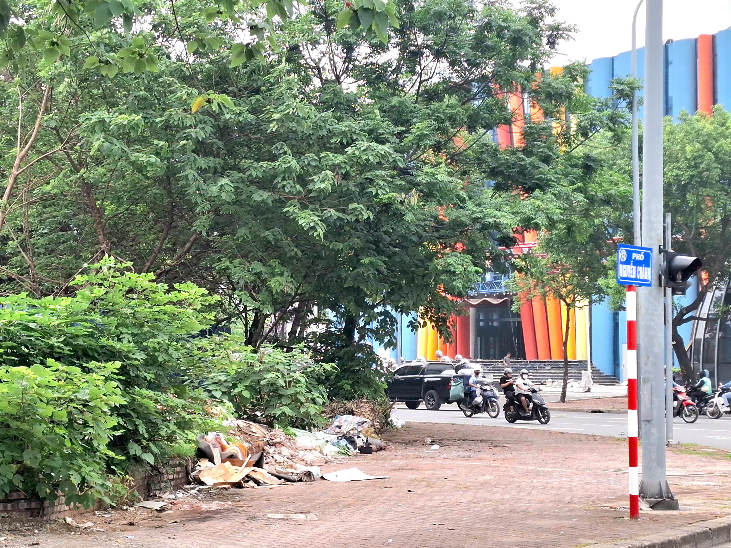 z7813712685421370bda537fb576101b3da83b2e60ab82-177848465177183991349 Cận cảnh công viên hồ điều hòa trên 'đất vàng' giữa Thủ đô bị bỏ hoang suốt 16 năm- Ảnh 8.