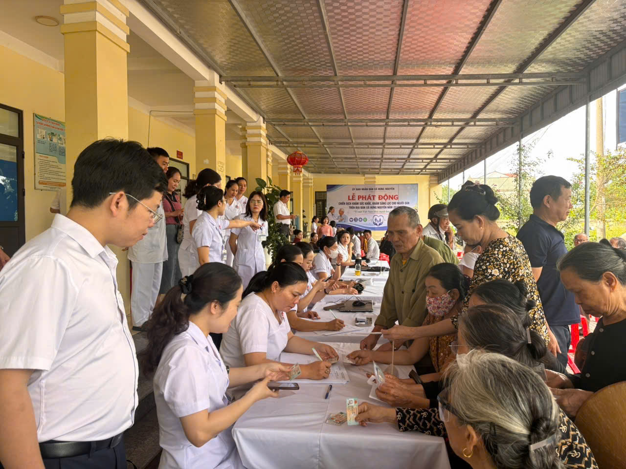 Hơn 15.000 người dân Nghệ An được khám sức khỏe miễn phí trong ngày đầu ra quân- Ảnh 3.