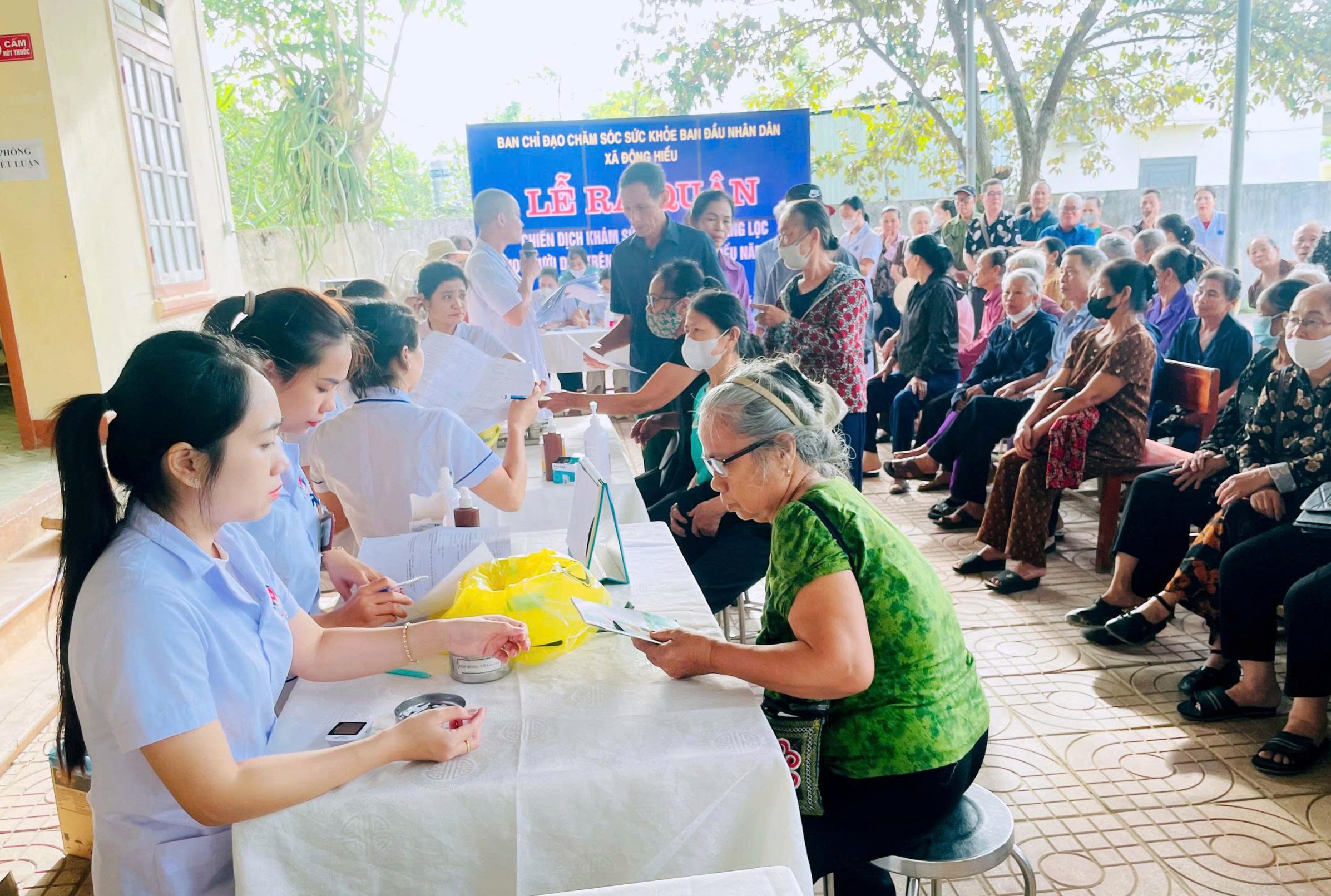 Hơn 15.000 người dân Nghệ An được khám sức khỏe miễn phí trong ngày đầu ra quân- Ảnh 4.