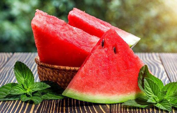 1581836855-c0d19e3f95c452e4aa46889009f04c2c-1781496279147653927134 Người hay nóng trong nên ăn gì, kiêng gì theo Đông y? - Ảnh 1.