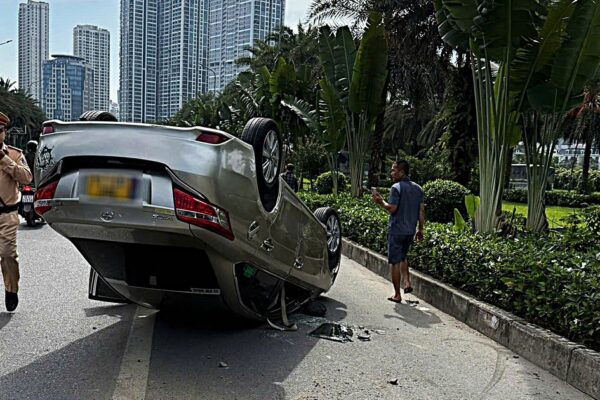 Ô tô ‘ngửa bụng’ tại Hà Nội sau sự cố bất ngờ