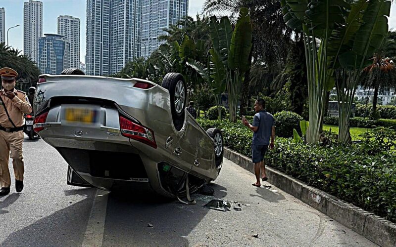 Ô tô ‘ngửa bụng’ tại Hà Nội sau sự cố bất ngờ