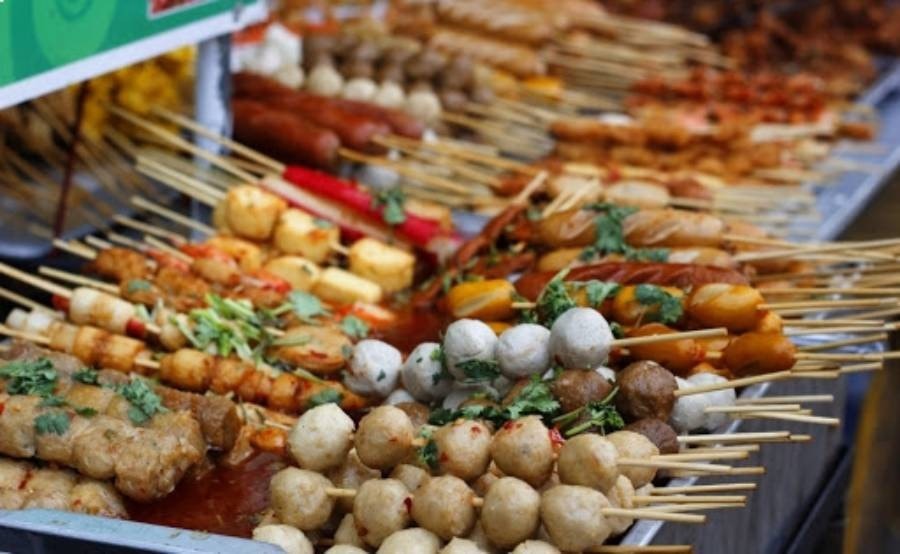 an-vat-cong-truong-17792884911351492984580 Những món ăn bán cổng trường phụ huynh cần lưu ý- Ảnh 1.