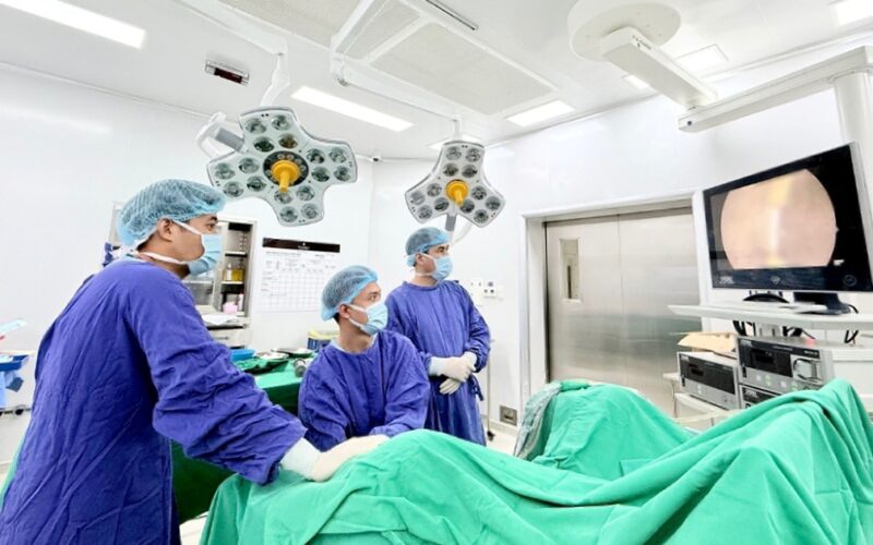 Vinmec Hạ Long cứu cụ ông 89 tuổi thoát nguy cơ suy thận bằng nội soi ít xâm lấn