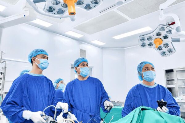 Vinmec Hạ Long cứu nữ bệnh nhân 45 tuổi thoát nguy cơ thủng đại tràng do polyp tái phát phức tạp