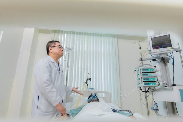 Cuộc chiến sinh tử 2 lần cứu sống nữ bệnh nhân nước ngoài ngay trên bàn can thiệp tại Vinmec Đà Nẵng
