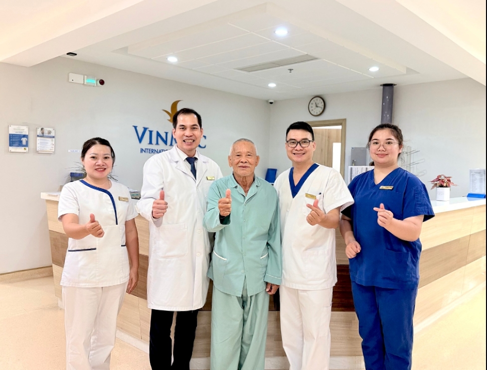 anh-2-1781081237696500638548 Vinmec Hạ Long cứu cụ ông 89 tuổi thoát nguy cơ suy thận bằng nội soi ít xâm lấn- Ảnh 2.