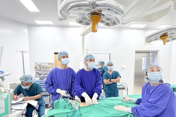 Vinmec Hạ Long cứu bé trai 2 tuổi khỏi nguy cơ biến chứng do bệnh lý ống phúc tinh mạc