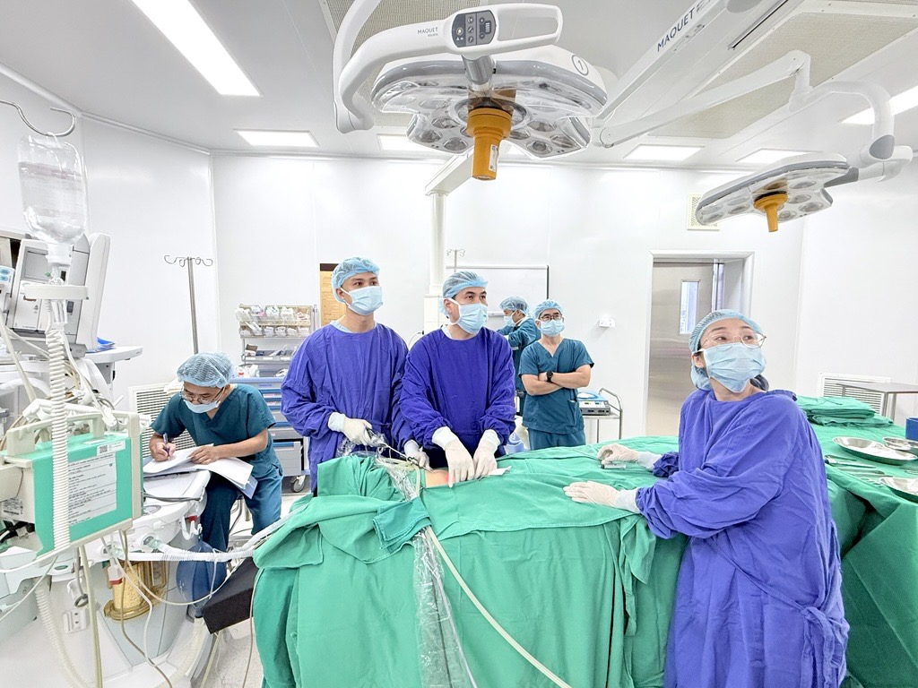 anh-2-1781234347602991288022 Vinmec Hạ Long cứu bé trai 2 tuổi khỏi nguy cơ biến chứng do bệnh lý ống phúc tinh mạc- Ảnh 2.