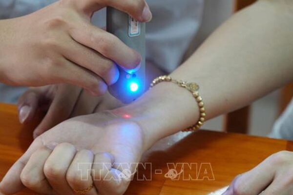 Nhóm học sinh Đồng Nai thiết kế thiết bị giúp xác định chính xác huyệt đạo