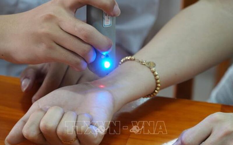 Nhóm học sinh Đồng Nai thiết kế thiết bị giúp xác định chính xác huyệt đạo