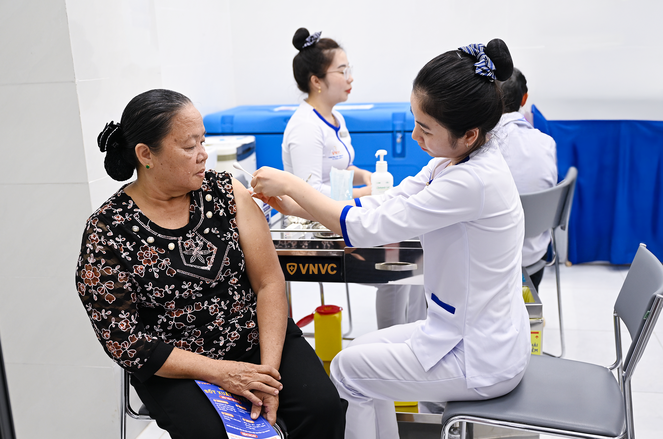 VNVC đồng hành cùng TPHCM tài trợ vắc xin và kho lạnh chuẩn quốc tế cho Côn Đảo trị giá hơn 10 tỷ đồng- Ảnh 1.