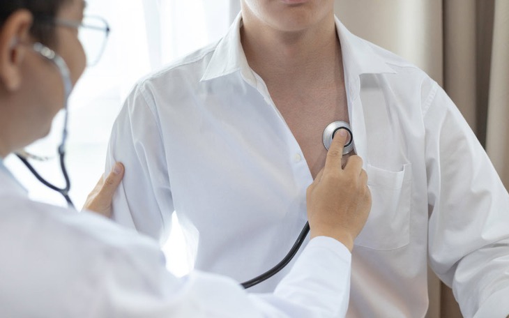 Bé gái 4 tháng tuổi mắc bệnh da hiếm gặp, viêm phổi tái diễn được điều trị ổn định- Ảnh 3.