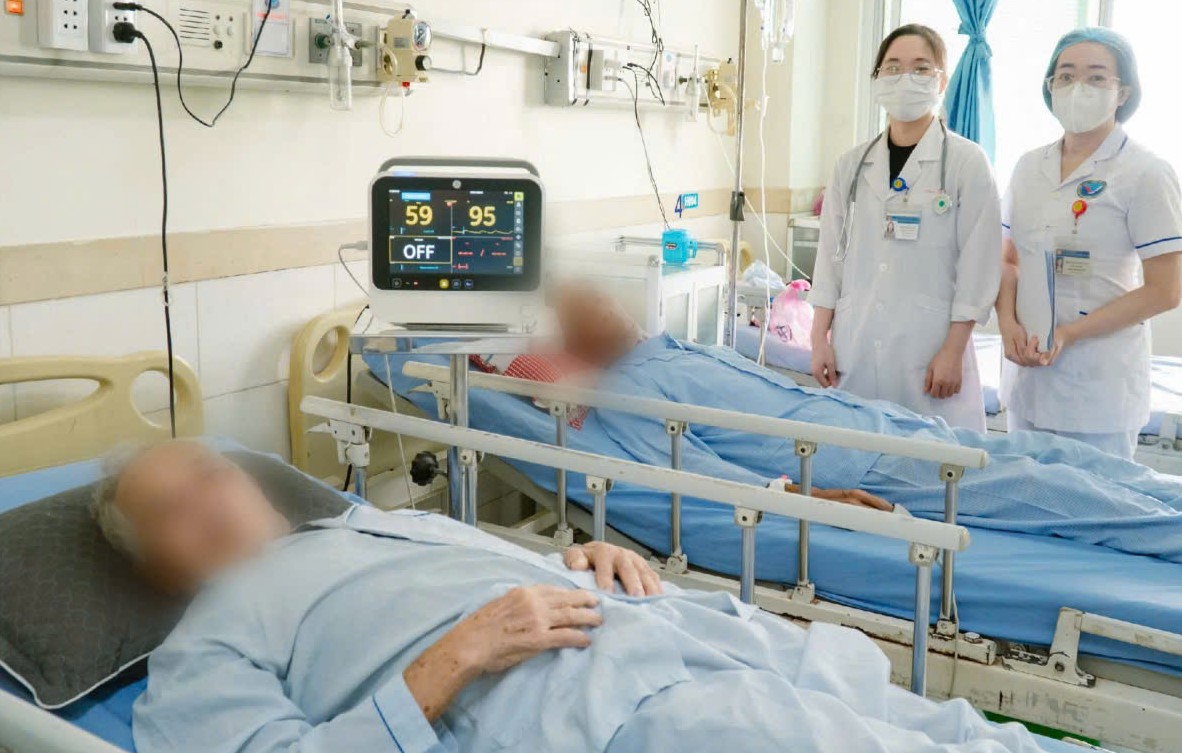 Cấp cứu 2 bệnh nhân cao tuổi bị đột quỵ- Ảnh 1.