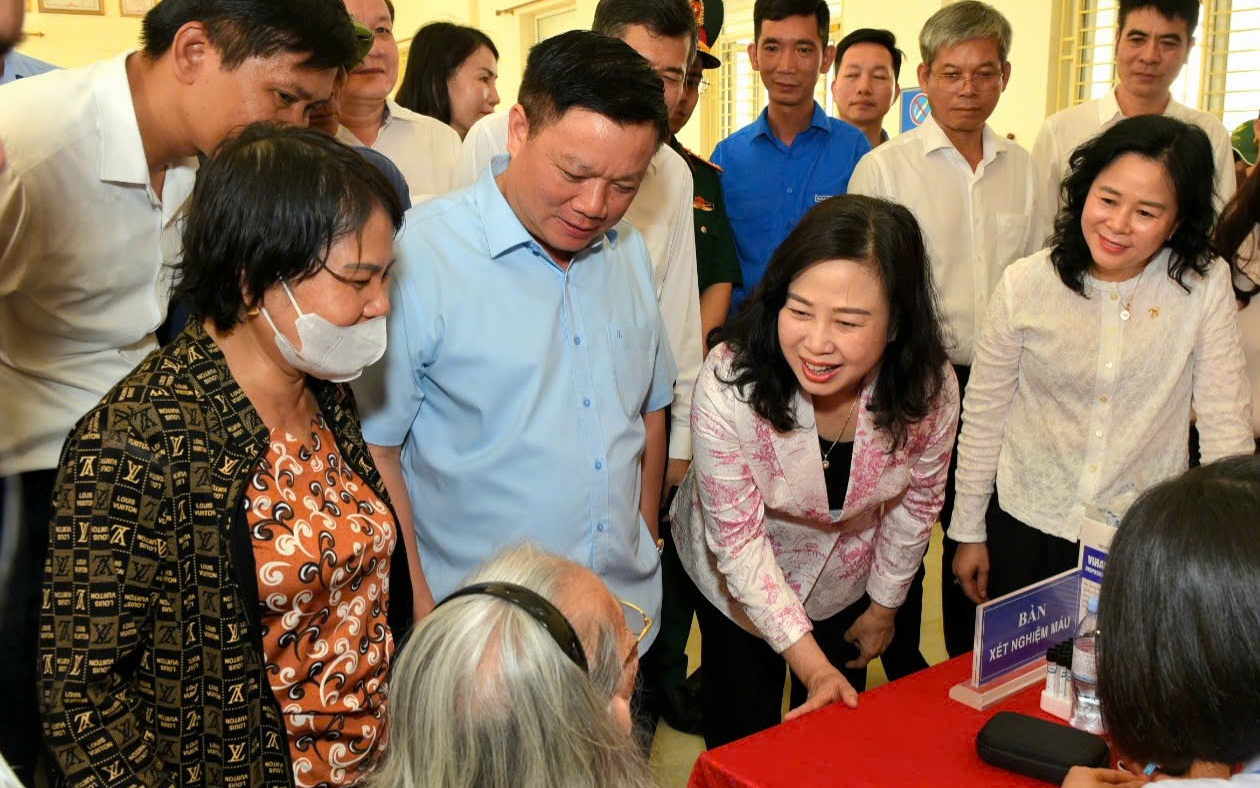 Bộ trưởng Bộ Y tế Đào Hồng Lan dâng hương tưởng niệm Chủ tịch Hồ Chí Minh- Ảnh 6.