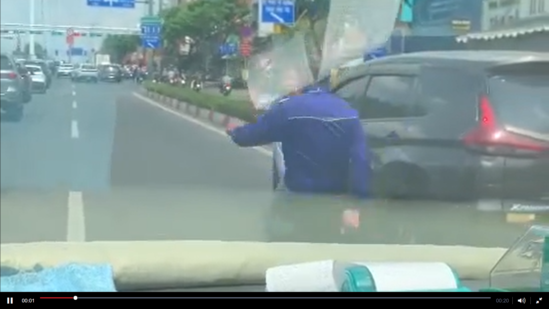 Công an TPHCM khuyến cáo người dân bình tĩnh giải quyết va chạm giao thông- Ảnh 2.