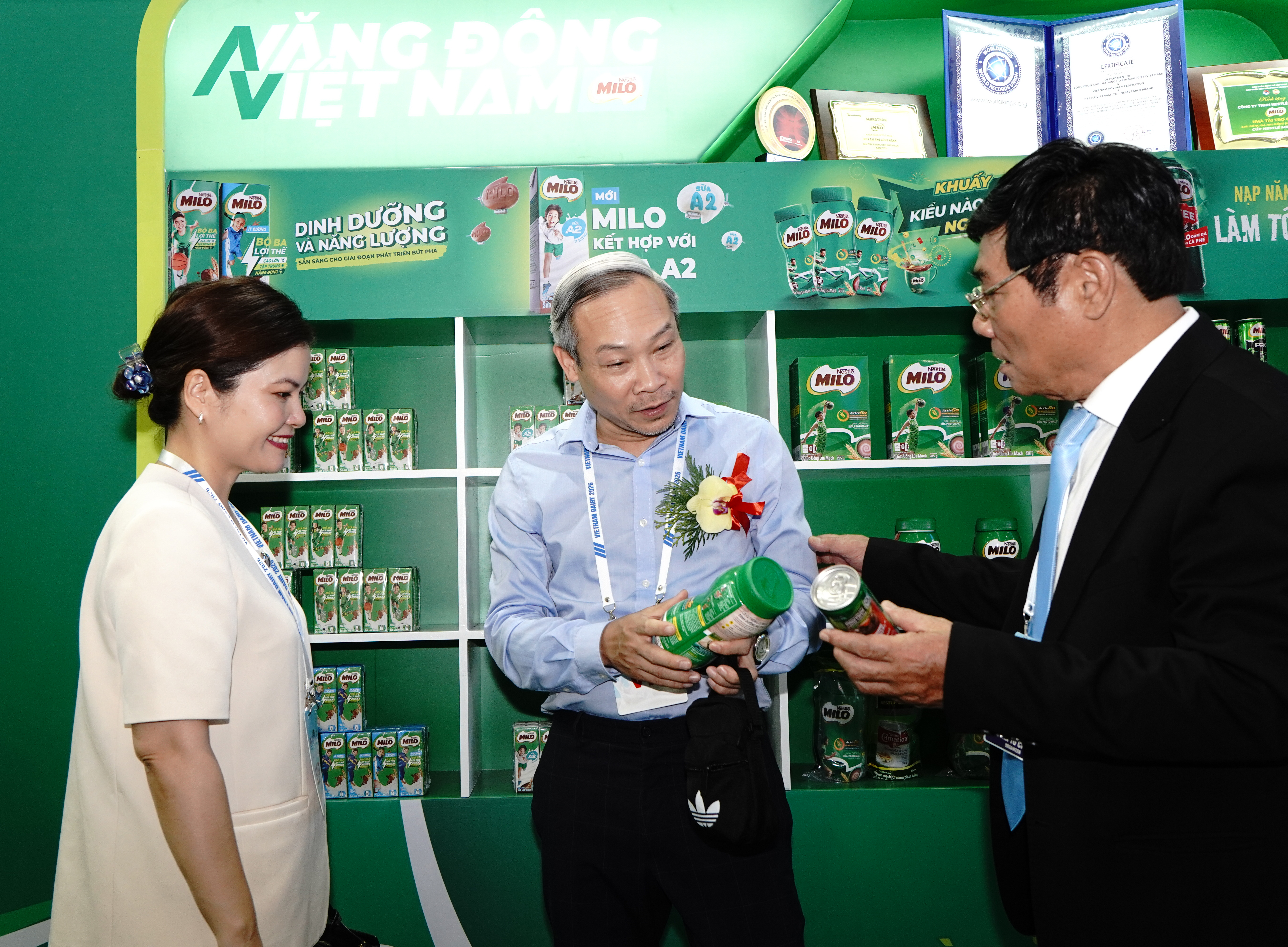 dai-bieu-tham-quan-gian-hang-cua-nestle-milo-tai-trien-lam-quoc-te-nganh-sua-2026-1780314674292508103351 Triển lãm Quốc tế ngành Sữa 2026 thúc đẩy đổi mới, nâng cao an toàn thực phẩm và minh bạch chuỗi giá trị- Ảnh 2.