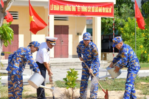Lữ đoàn 955 phát động ‘Tết trồng cây đời đời nhớ ơn Bác Hồ’
