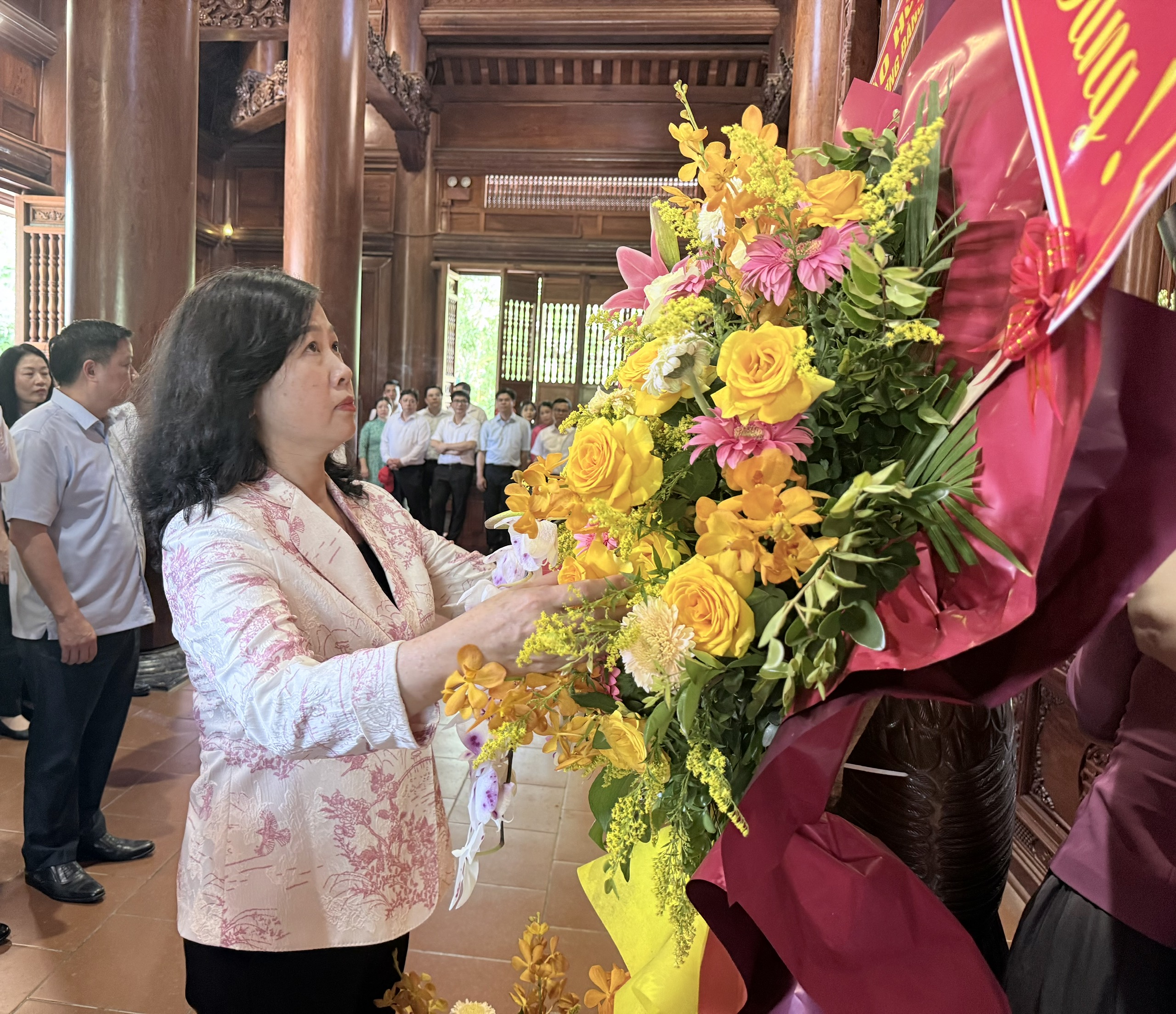 dang-12-1778919530837155005688 Bộ trưởng Bộ Y tế Đào Hồng Lan dâng hương tưởng niệm Chủ tịch Hồ Chí Minh- Ảnh 2.