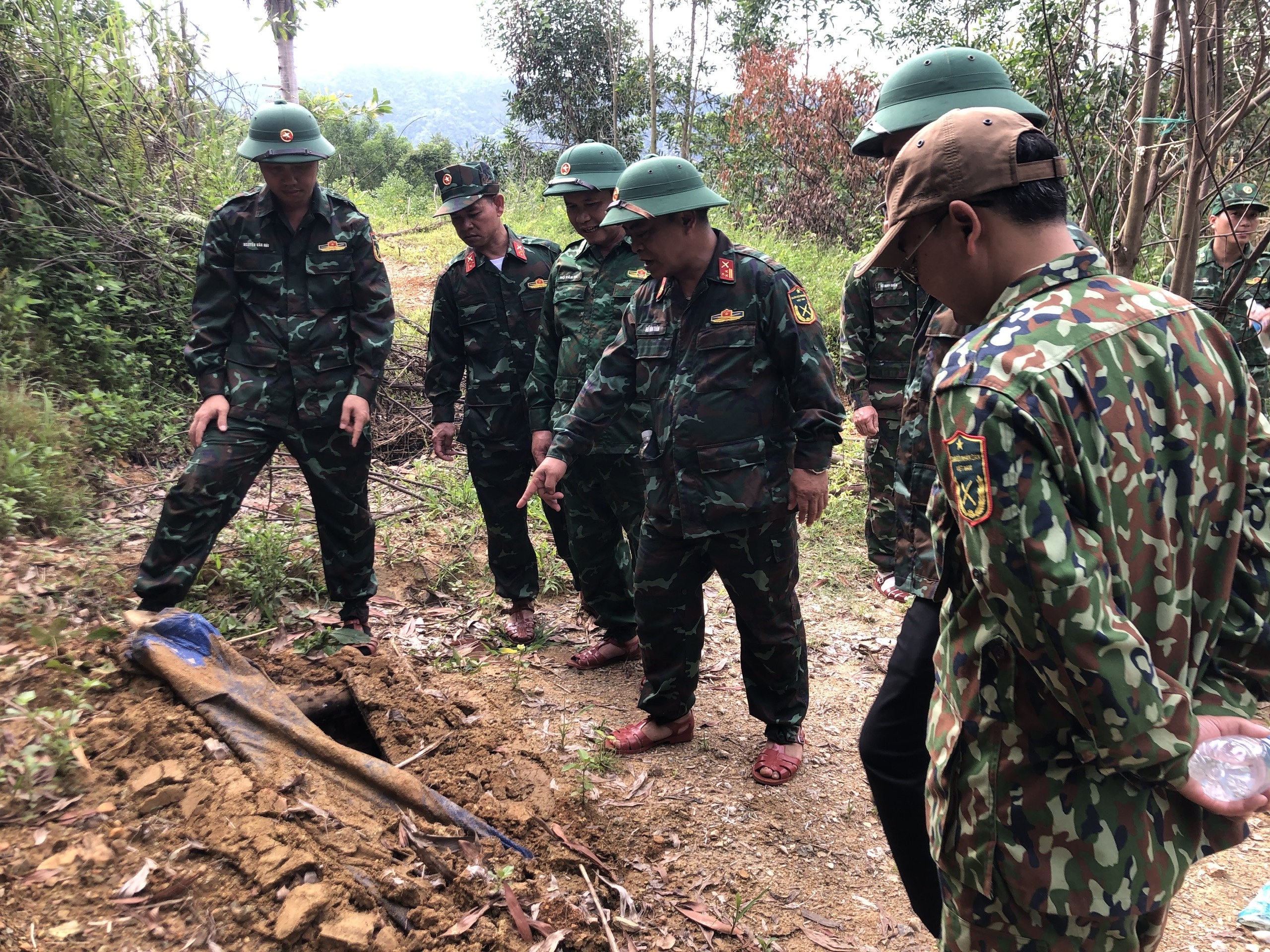 dot-kich-diem-nong-khai-thac-vang-o-hue-nhieu-nguoi-bo-chay-vao-rung-17793553228801499102425 Truy quét điểm nóng khai thác vàng ở Huế, nhiều đối tượng bỏ chạy vào rừng- Ảnh 1.