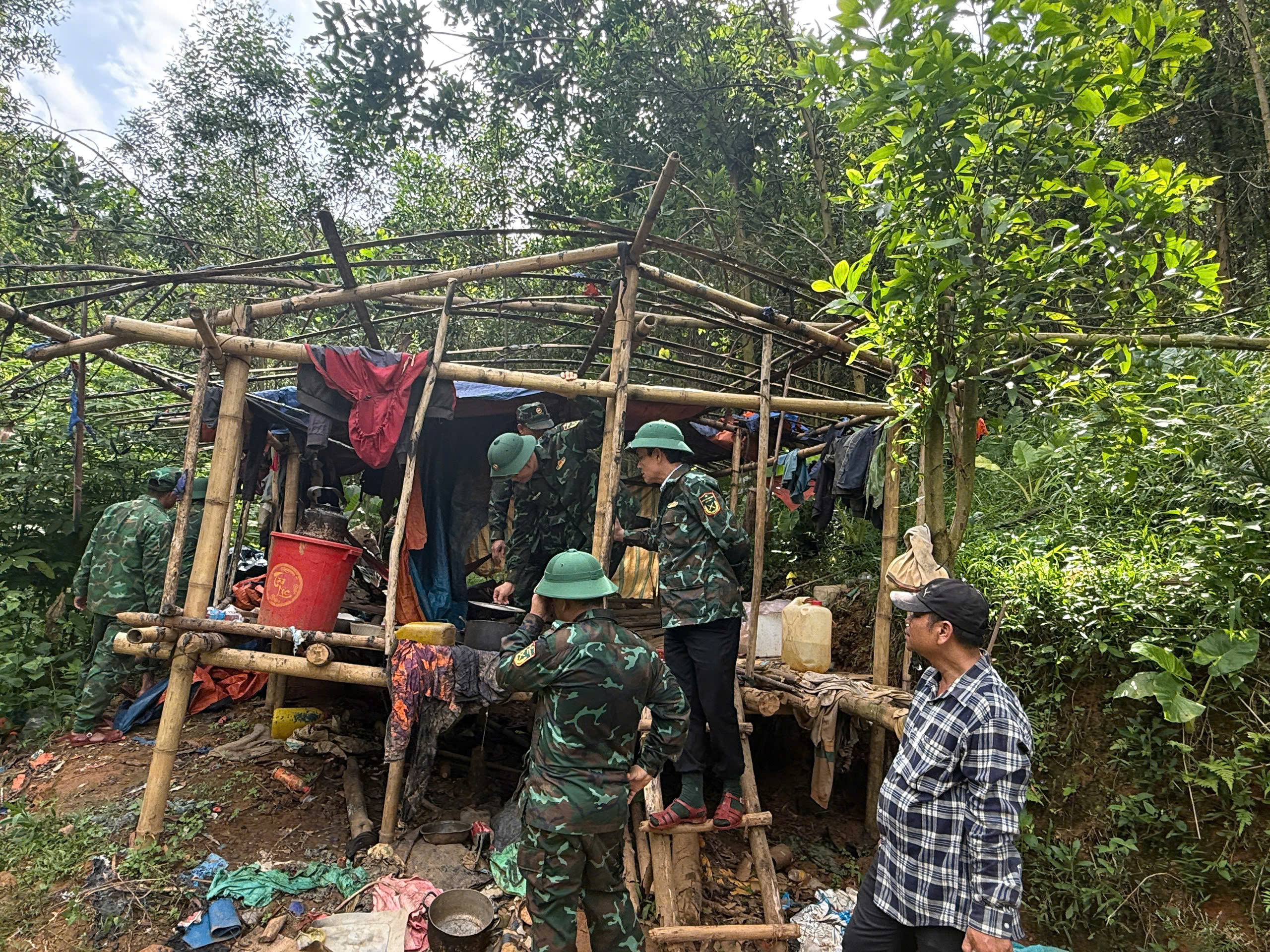 dot-kich-diem-nong-khai-thac-vang-o-hue-nhieu-nguoi-bo-chay-vao-rung-2-1779355324178669864766 Truy quét điểm nóng khai thác vàng ở Huế, nhiều đối tượng bỏ chạy vào rừng- Ảnh 4.