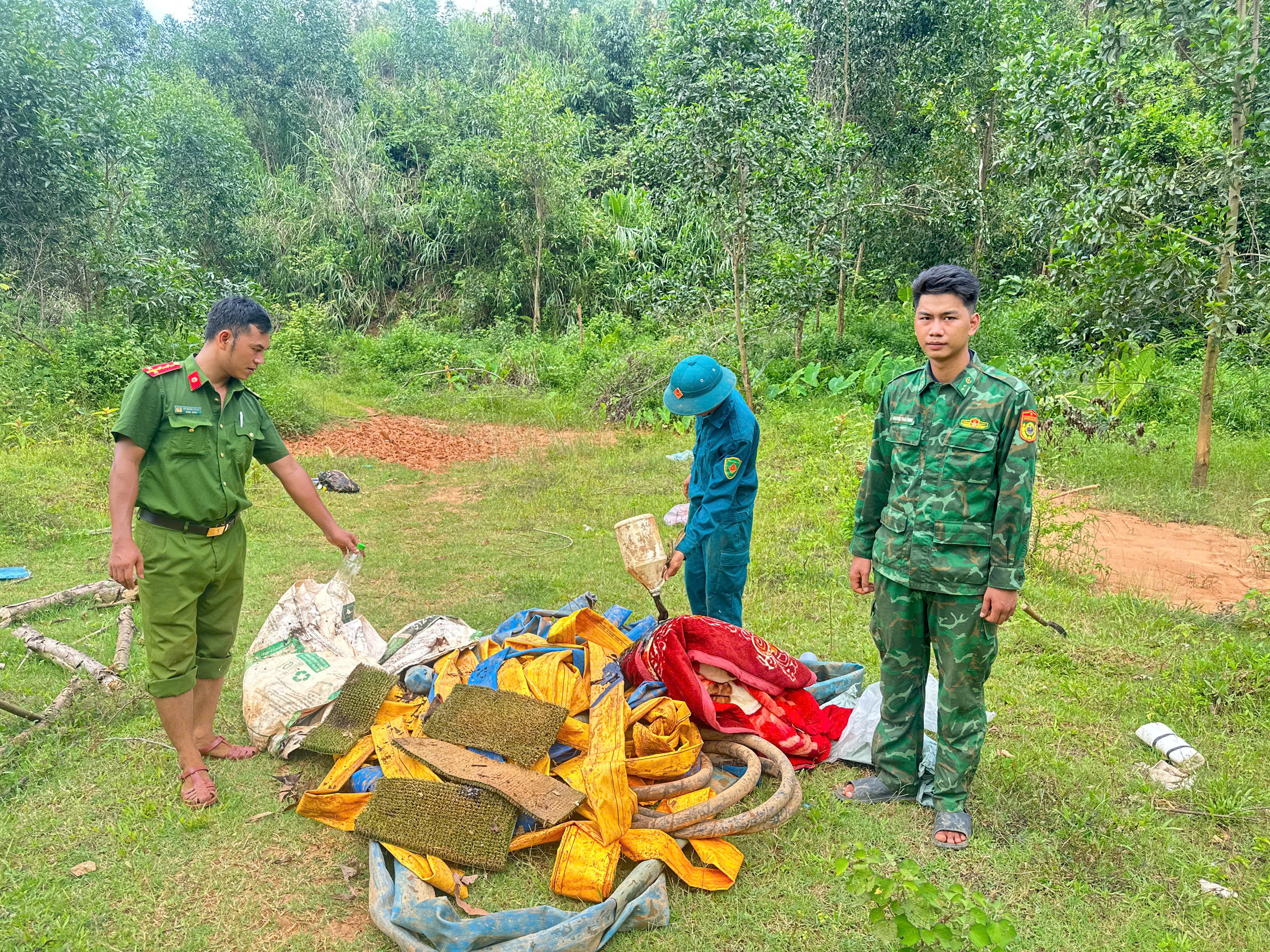 dot-kich-diem-nong-khai-thac-vang-o-hue-nhieu-nguoi-bo-chay-vao-rung-3-17793553231911604518754 Truy quét điểm nóng khai thác vàng ở Huế, nhiều đối tượng bỏ chạy vào rừng- Ảnh 5.