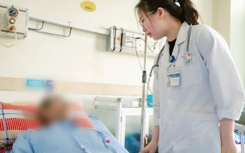 Cấp cứu 2 bệnh nhân cao tuổi bị đột quỵ