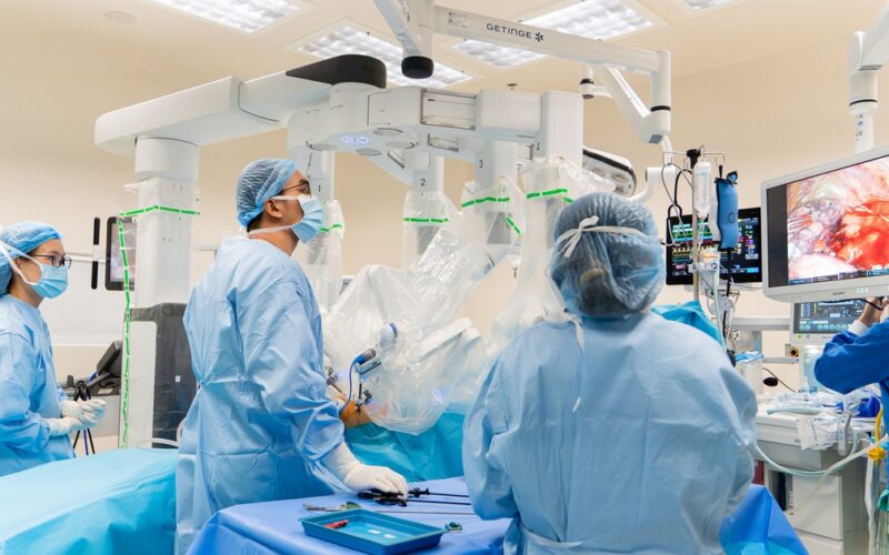 Ho ra máu vì ổ viêm phổi tái phát, người đàn ông Mỹ được bác sĩ FV cứu sống bằng phẫu thuật robot