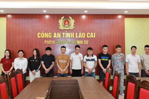 Bắt 11 đối tượng lừa đảo bằng trò ‘đổ thạch’ online