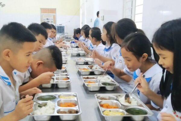Cách giúp trẻ hình thành thói quen ăn uống lành mạnh trong ngày hè